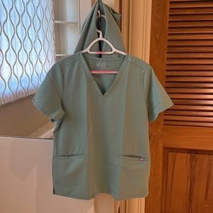 Medium top.  Large bottom.  Figs scrubs.